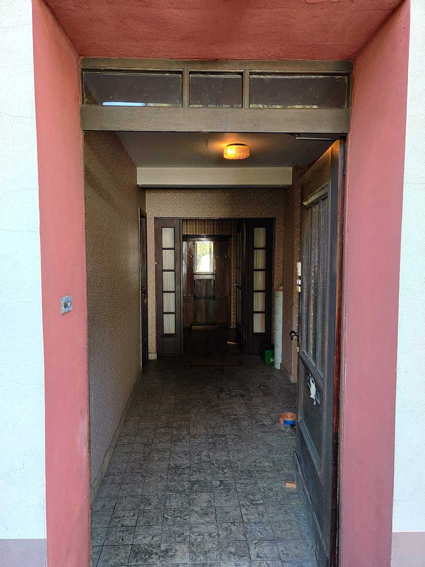 Eingangsbereich des Mühlenwohnhauses. Links führt eine Tür zur Mühle, rechts eine Tür zum Büro.