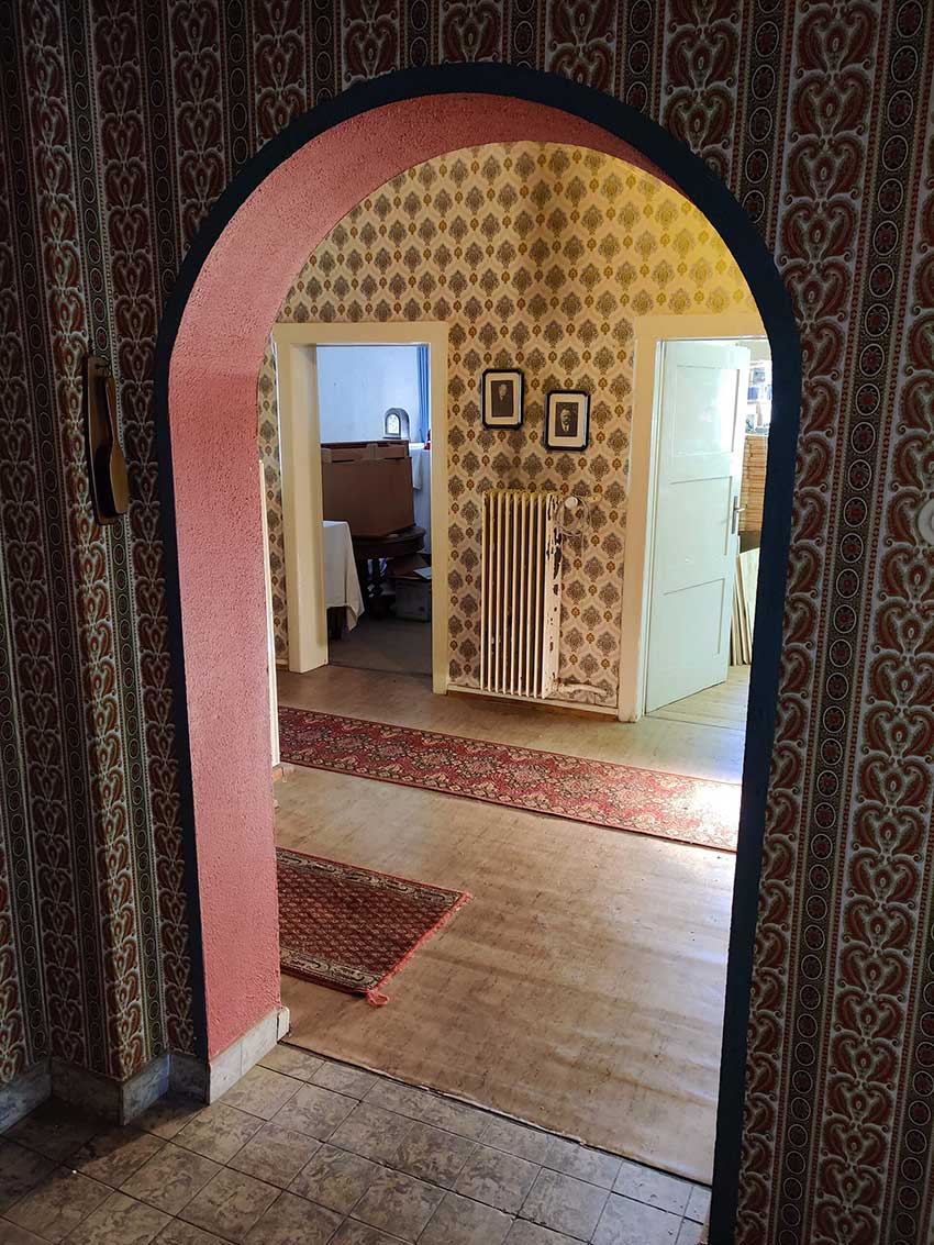 Blick in den Flur des Mühlenwohnhauses. Linke Tür: Wohnzimmer. Rechte Tür: Früher ebenfalls Wohnzimmer, heute Tischlerwerkstatt.