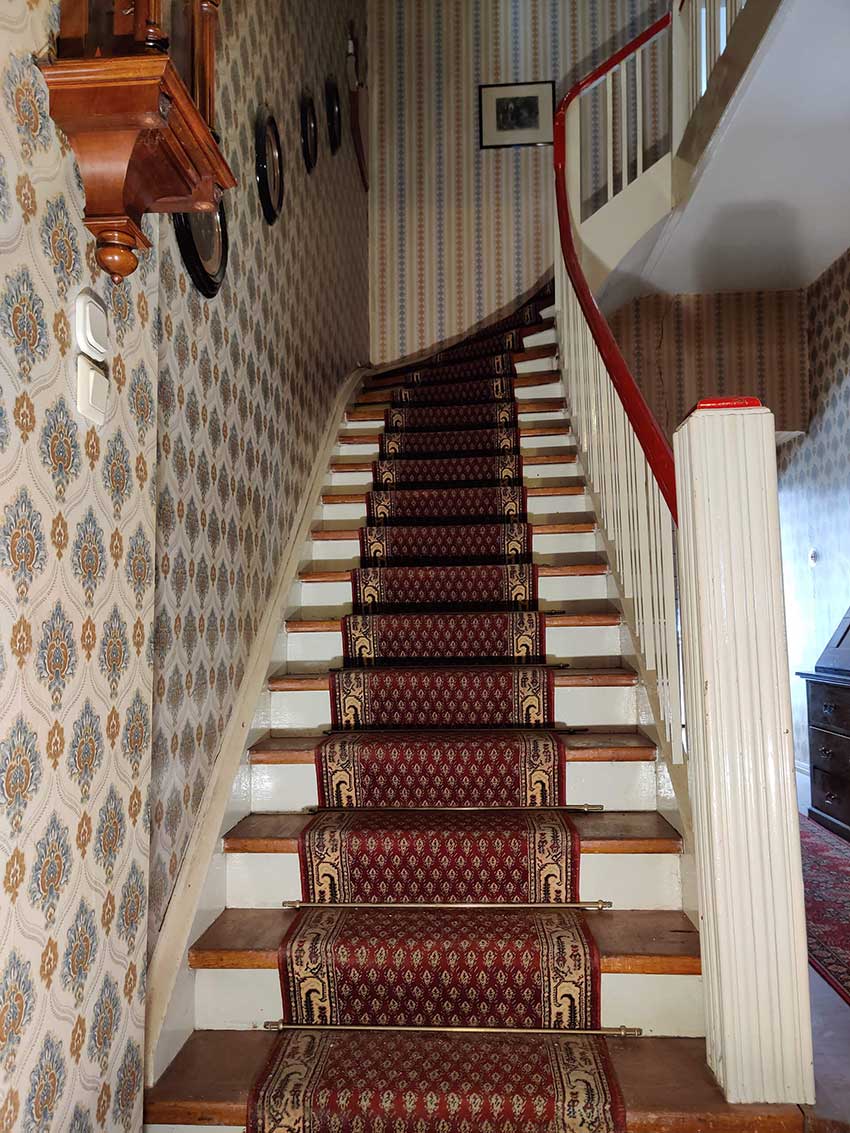 Alte, vollgestemmte Holztreppen mit ansprechendem Treppengeländer (Foto 2 von 2).