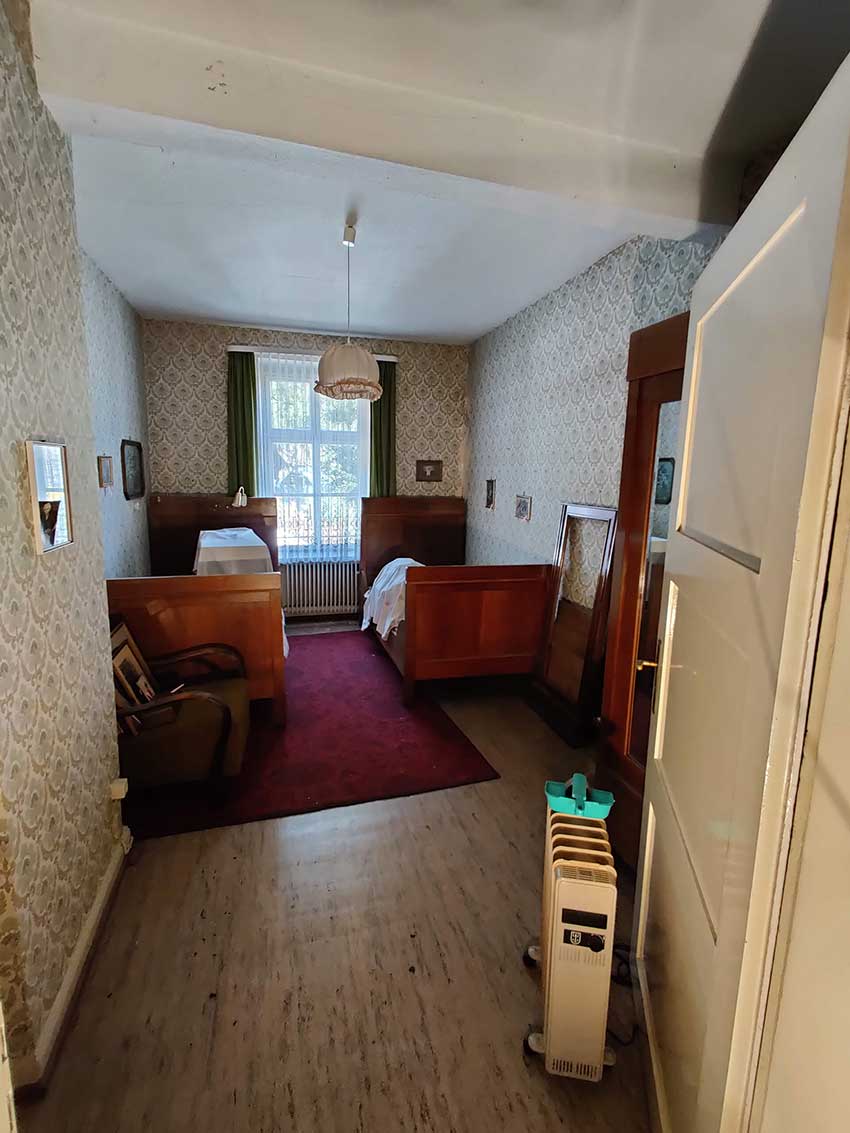 Die Zimmer werden gerade entrümpelt.