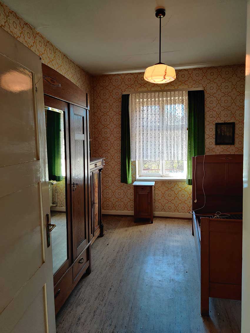 Das letzte der Schlafzimmer (insgesamt 4) auf diesem Stockwerk. Im oberen Stockwerk gibt es noch drei weitere Zimmer.